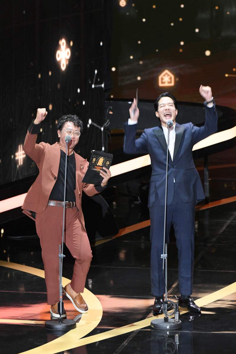 游安順和薛仕凌宣布獲獎者為李銘順時，在台上開心慶祝。（圖／非凡娛樂）