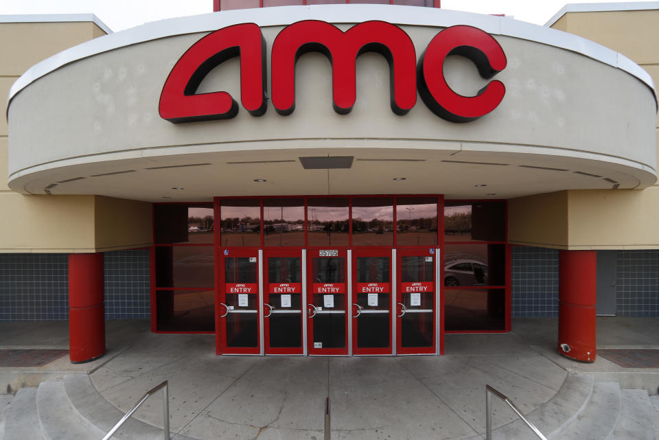 En esta foto del 8 de mayo de 2020, la entrada a un cine AMC en Clinton Township, Michigan. AMC Theatres dice que el 98% de sus cines en Estados Unidos estarán abiertos el viernes cuando un montón de salas reabran en California, y se espera que otras más se les unan el 26 de marzo. (AP Foto/Paul Sancya)