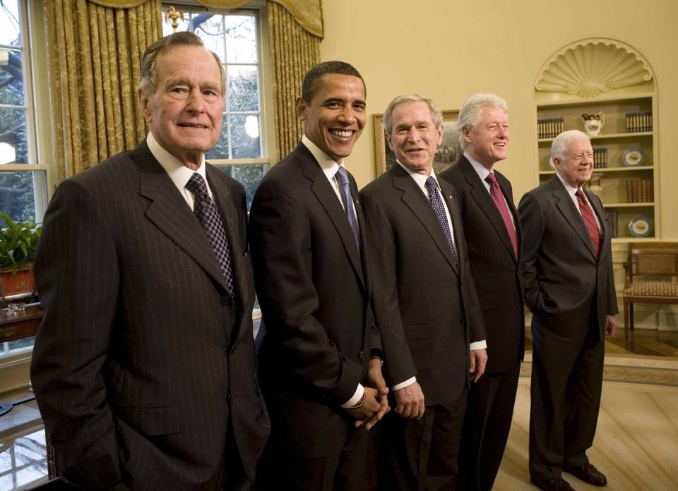 <p>Former President George H.W. Bush, President-elect Barack Obama, President George W. Bush, and former Presidents Bill Clinton and Jimmy Carter pose together in the Oval Office.</p>