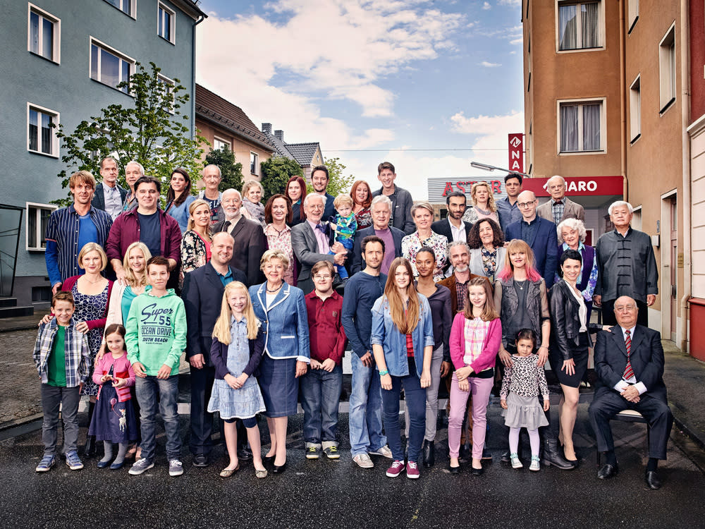 Bitte lächeln! Die aktuelle "Lindenstraße"-Crew auf einem Bild. (Bild: WDR/Thomas Rabsch)