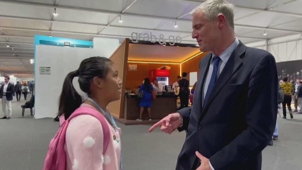 英國環境部長高史密斯被年僅11歲的印度女孩詰問，何時要釋放被抓的環保人士。（路透社）