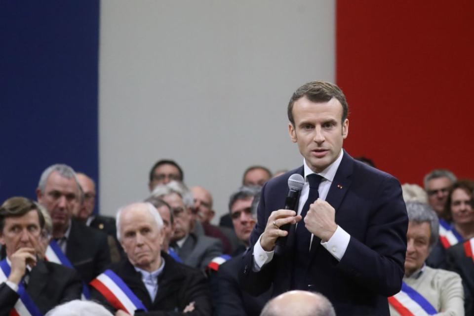 <p>Alors que le mouvement des gilets jaunes connaît une décrue significative depuis quelques semaines, Emmanuel Macron reprend quant à lui des couleurs. Le président de la République a en effet fait un bon de 6 points dans le dernier sondage Ifopo publié cette semaine. Porté par l’élan du grand débat national, il retrouve ainsi son niveau d’avant la crise des gilets jaunes. Un retournement qui a de quoi surprendre, après une chute libre que rien ne semblait en mesure d’enrayer.<br>(Crédit : Getty Images) </p>