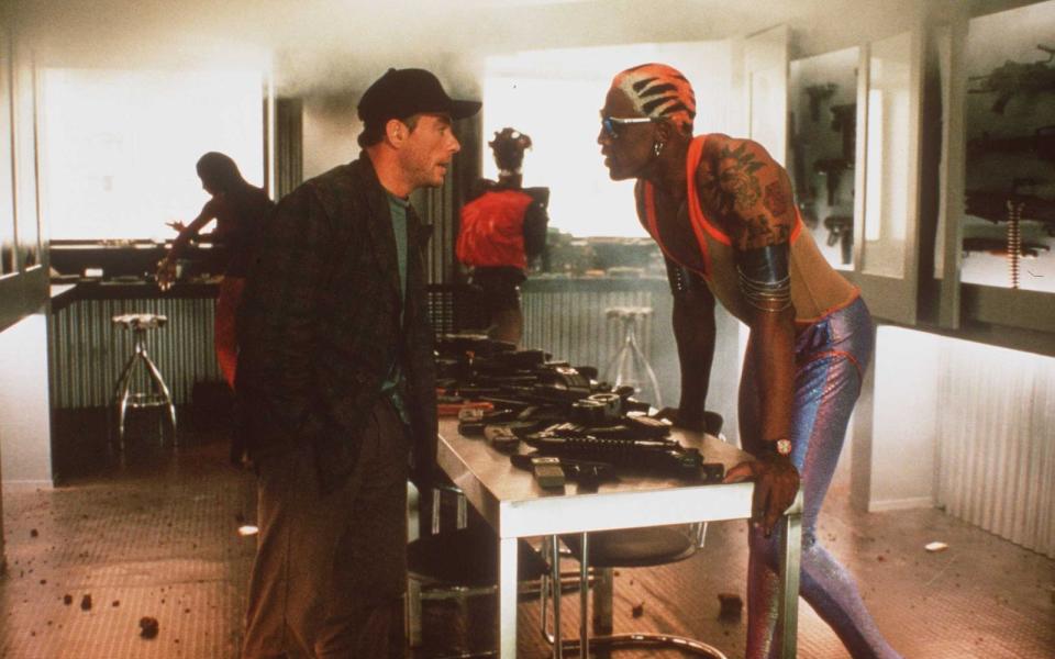 In den späten 90-ern war Dennis Rodman so populär, dass er auch ein paar größere Filmrollen ergatterte. Er hätte es sich und dem Publikum wohl besser erspart: Für den Action-Film "Double Team" (1997, mit Jean-Claude Van Damme) etwa erhielt Rodman drei Goldene Himbeeren, unter anderem als "Schlechtester Newcomer" und "Schlechtester Nebendarsteller". (Bild: Getty Images)