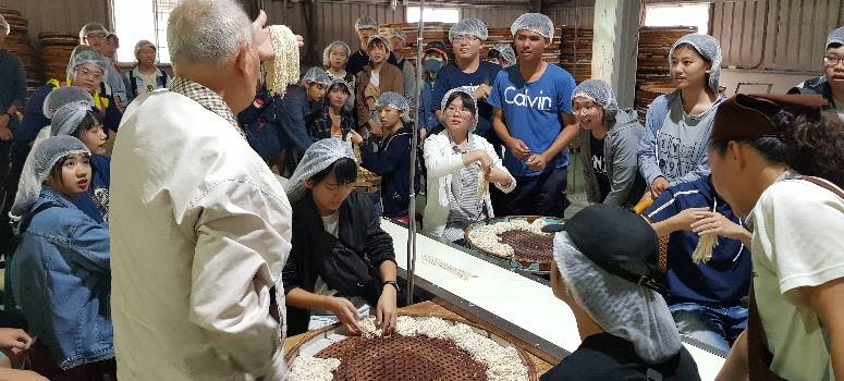 高雄大學副教授林杏子帶學生走訪台南關廟合進麵廠