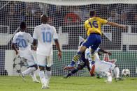 Arsenal's Aaron Ramsey scores against Olympique Marseille during their Group F Champions League soccer match at the Velodrome stadium in Marseille, September 18, 2013. REUTERS/Philippe Laurenson (FRANCE - Tags: SPORT SOCCER)