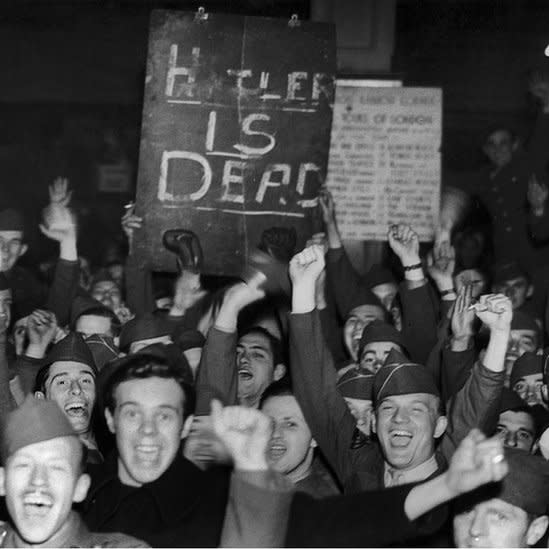 Soldados brit&#xe1;nicos celebran la muerte de Hitler.