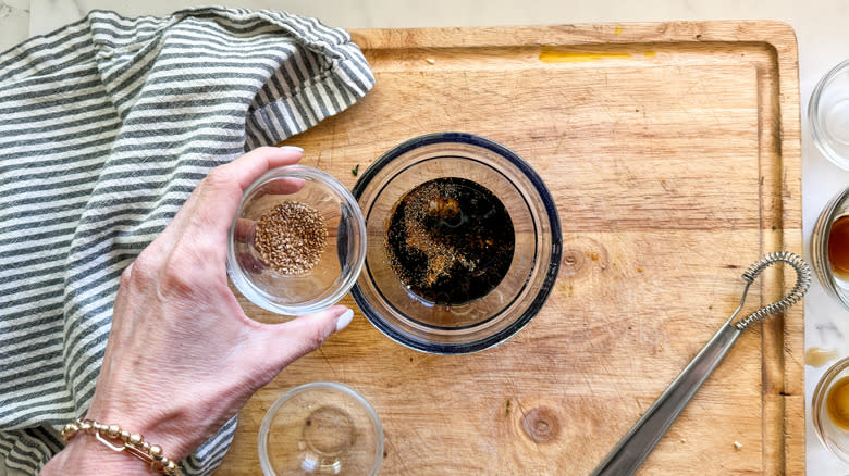 adding sesame seeds to sauce