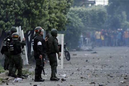 Venezuelan National Guards clash with demonstrators in La Fria, Venezuela December 17, 2016. REUTERS/Carlos Eduardo Ramirez