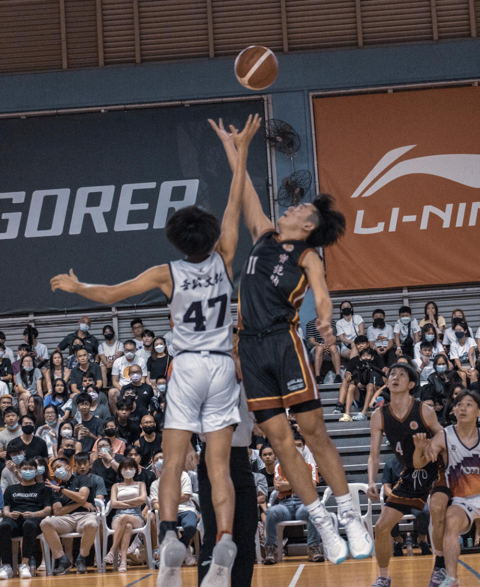 The start of the Rigorer Youth Cup Under-18 boys' final between Adroit Sheng Gong Culture (white jersey) and Siglap Black at the Singapore Basketball Centre. (PHOTO: Rigorer Singapore)