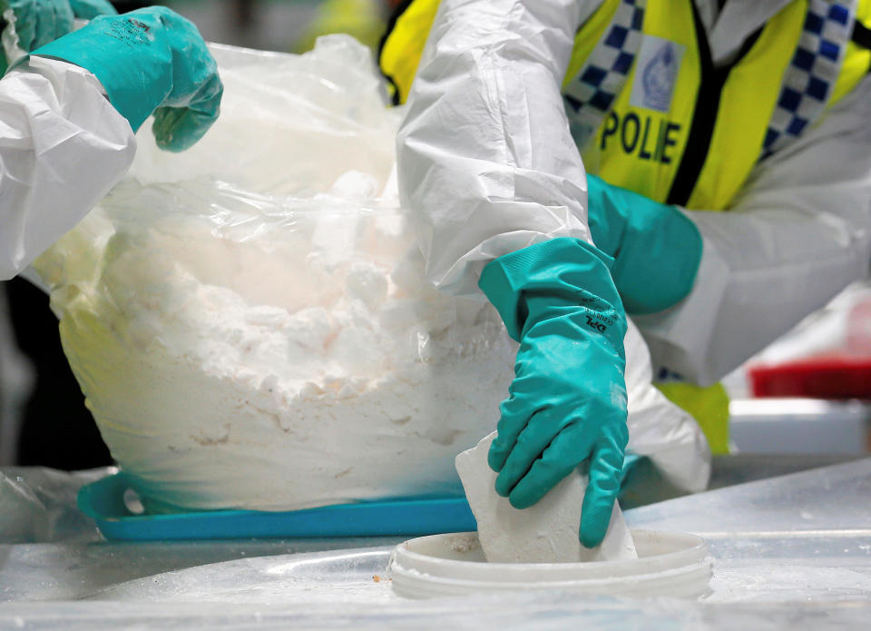 Oficiales de la oficina de narcóticos de la policía de Sri Lanka destruyen una cocaína incautada bajo supervisión judicial en Colombo, Sri Lanka, el 1 de abril de 2019. (Foto: REUTERS/Dinuka Liyanawatte)