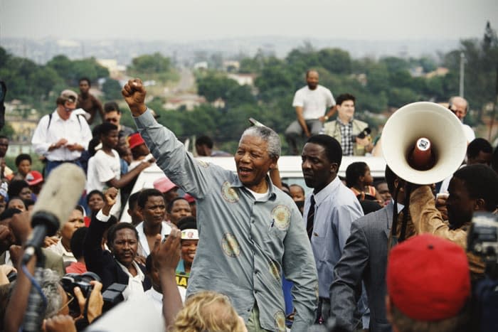Nelson Mandela en una de sus concentraciones