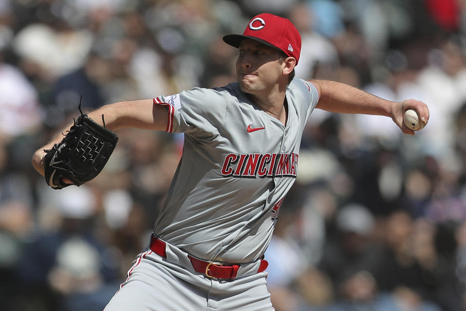 Nick Lodolo de los Rojos de Cincinnati lanza en la primera entrada del juego ante Medias Blancas de Chicago el sábado 13 de abril del 2024. (AP Foto/Melissa Tamez)