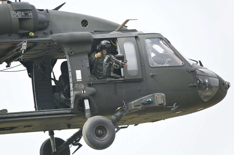 20201104-黑鷹直升機作戰士以機載M240通用機槍持續對地射擊（取自中華民國陸軍臉書）