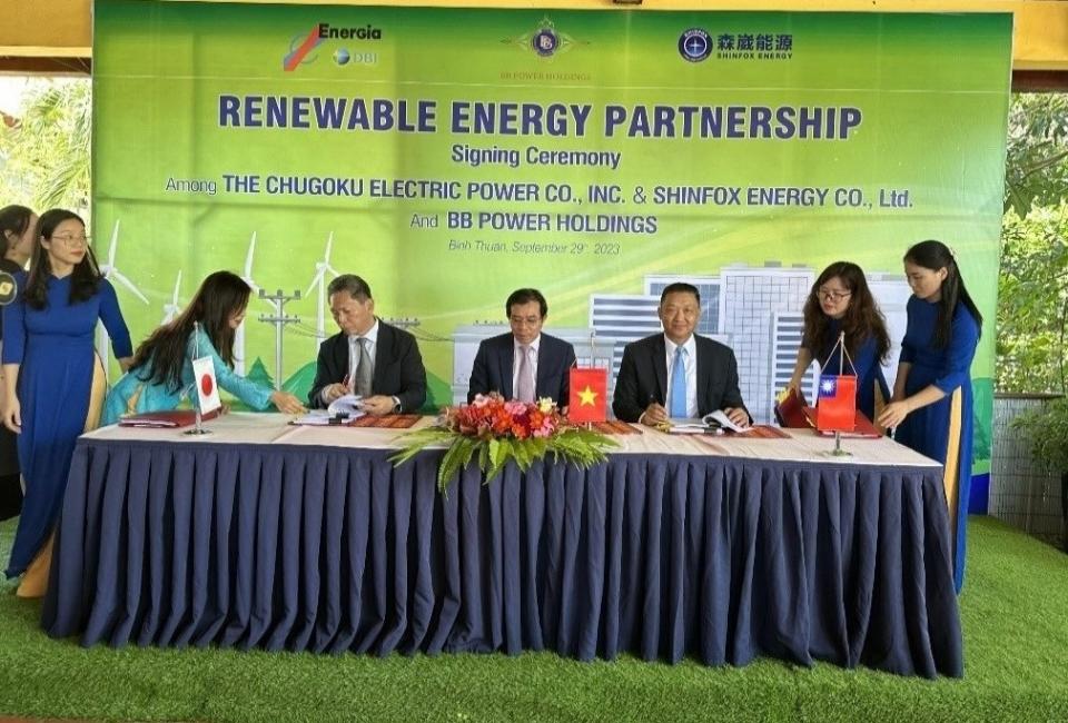 森崴能源宣布與日本CHUGOKU電力公司和越南再生能源開發商（BB Power Holdings, 簡稱BBPH）簽署投資合約，圖右起為台灣森崴能源總經理胡惠森、越南BBPH董事會主席Mr. Bao、日本CHUGOKU電力國際事業部總經理Mr. Akira Irie。森崴能源提供