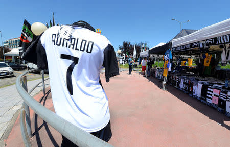 Una camiseta de la Juventus con el nombre de Cristiano Ronaldo en una tienda en Turín, Italia, jul 7, 2018. REUTERS/Massimo Pinca