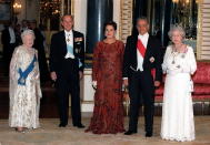 <p>Em 1997 a rainha Elizabeth II, o príncipe Philip e a rainha mãe ofereceram um banquete no Palácio de Buckingham, em Londres, para a visita do então Fernando Henrique Cardoso e a primeira dama Ruth Cardoso (Foto: Tim Graham Picture Library/Getty Images)</p> 