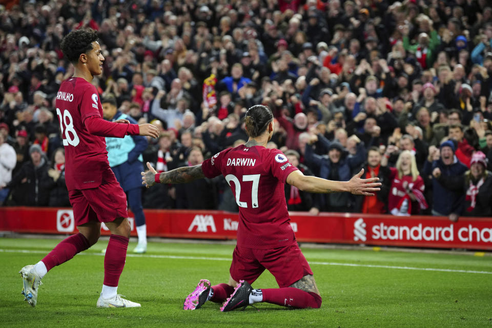 El delantero uruguayo de Liverpool Darwin Núñez celebra tras anotar un gol en un partido de la Premier Inglesa contra Tottenham el 19 de octubre del 2022 en el estadio Anfield, en Liverpool. (AP Foto/Jon Super)