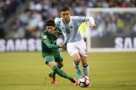 El mediocampista argentino Matías Kranevitter (5) elude al jugador de la selección de Bolivia Pedro Azogue (15) durante el segundo tiempo del partido que ambos equipos disputaron el martes por el Grupo D de la Copa América Centenario. Jun 14, 2016. La selección argentina de fútbol goleó el martes 3-0 a Bolivia para ganar el Grupo D y cerrar la etapa inicial de la Copa América Centenario como el único equipo con puntaje perfecto, y ahora espera por Venezuela en cuartos de final. Joe Nicholson-USA TODAY Sports