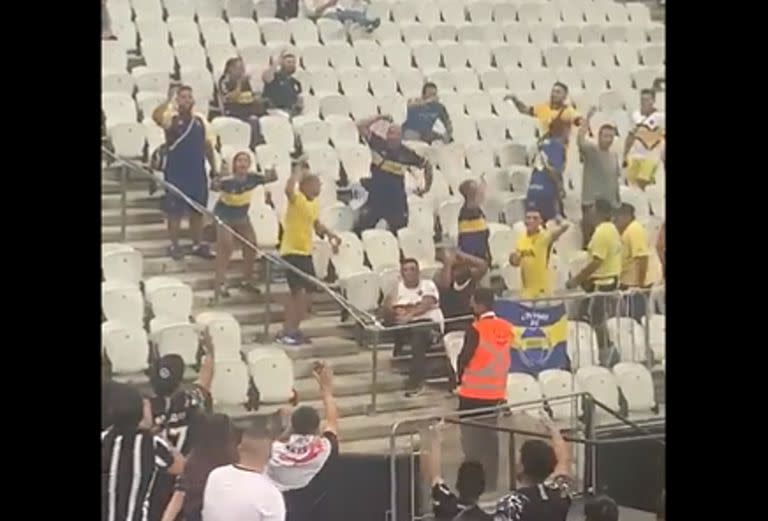 En el centro de la escena, el hincha de Boca que realiza gestos ofensivos contra los simpatizantes de Corinthians, el 26 de abril pasado, en Brasil