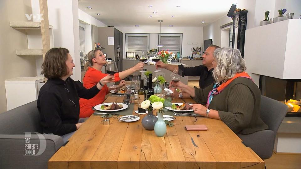 Kurz vor 23 Uhr steht endlich der Hauptgang auf dem Tisch, von links: Joana, Karina, Thilo und Angelika.
 (Bild: RTL)