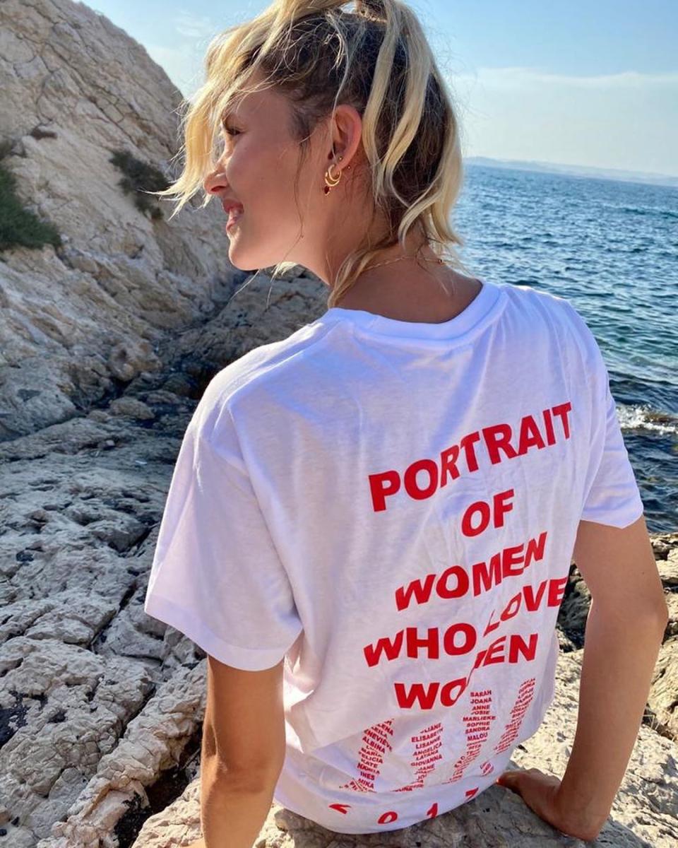 Balance ton amoureuse ! Tel pourrait être le titre du nouveau single d’Angèle ! La chanteuse belge a fait son coming out sur les réseaux en publiant une photo d’elle en t-shirt "Portrait of women who love women" (portrait de femmes qui aiment les femmes, ndlr.). Sa légende est à la hauteur de son humour et de son amour des mots : "Au moins, c’est clair... Enfin non pas Claire, Marie" avec un emoji Papillon en guise de clin d’œil à celle qui la fait fondre, l’humoriste Marie Papillon. © Instagram @angele_vl