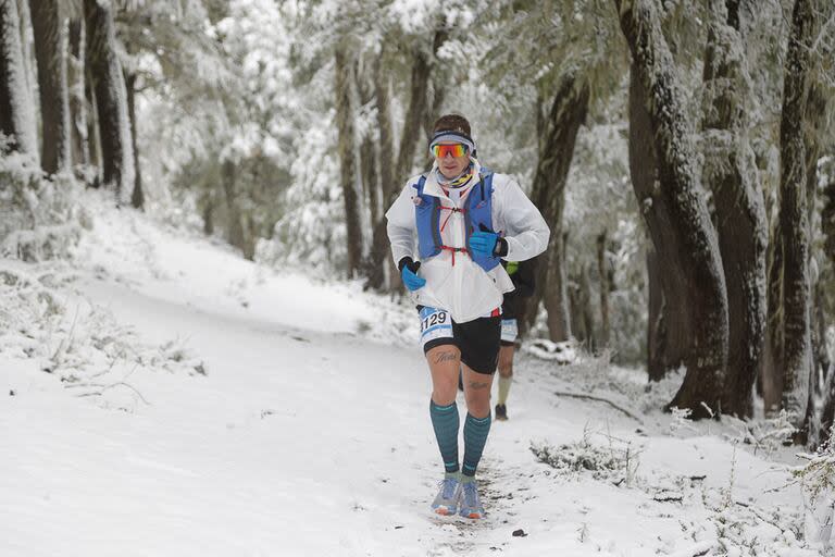 No se la esperaba para abril, pero apareció nieve y, además de cambiar el marco, complicó el tránsito de los competidores.