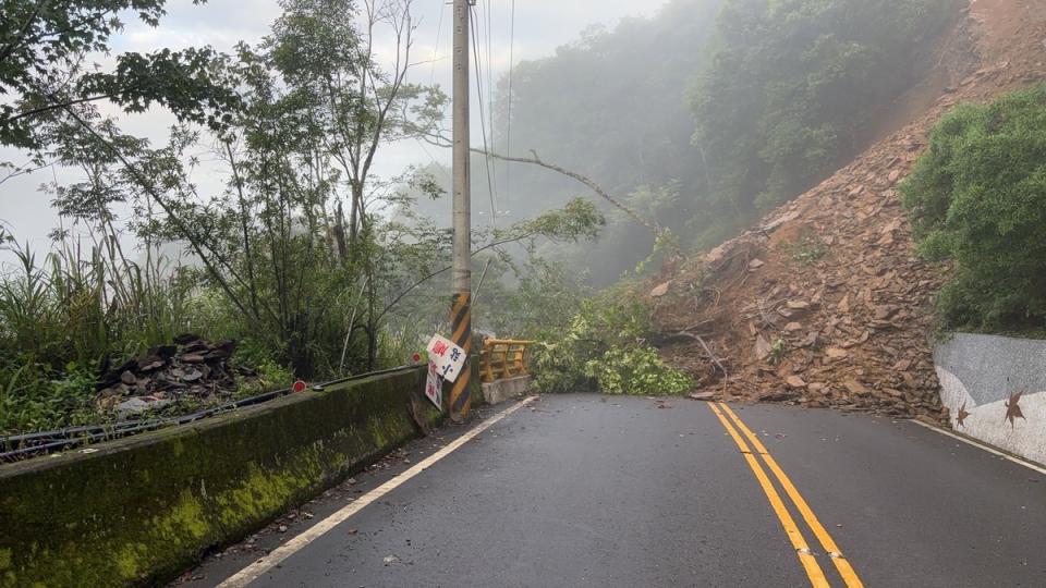 南投山區多處道路有落石坍方及泥流中斷現象。為了進行聯外道路搶通，林業保育署南投分署宣布奧萬大國家森林遊樂區6月7日起暫時休園三天。   圖：翻攝自奧萬大情報站臉書