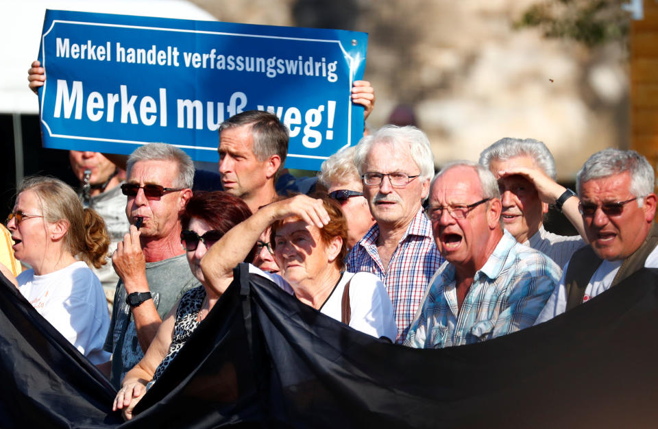 „Merkel muss weg“, skandierte die überschaubare Menge vor dem Sächsischen Landtag. (Bild: REUTERS/Hannibal Hanschke)