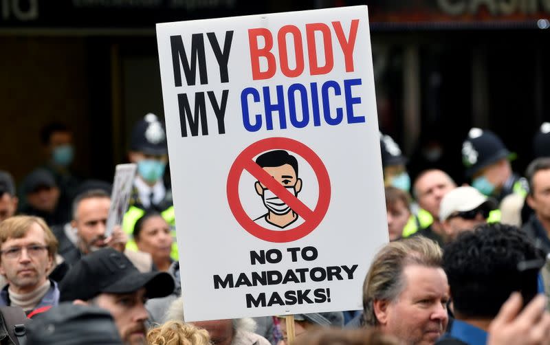 Manifestantes que se oponen a las restricciones por el coronavirus marchan en Londres, Inglaterra