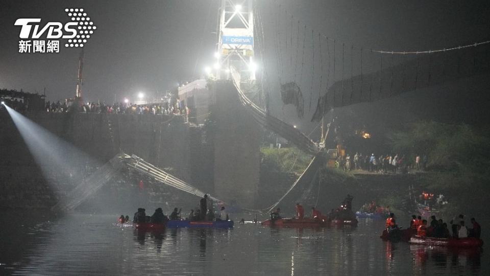 印度30日發生吊橋崩塌意外，已知有81人喪生。（圖／達志影像美聯社）