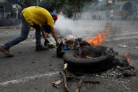 <p>A demonstrator builds a barricade during a protest against Venezuela’s President Nicolas Maduro’s government in Caracas, Venezuela May 2, 2017. (Photo: Carlos Garcia Rawlins/Reuters) </p>