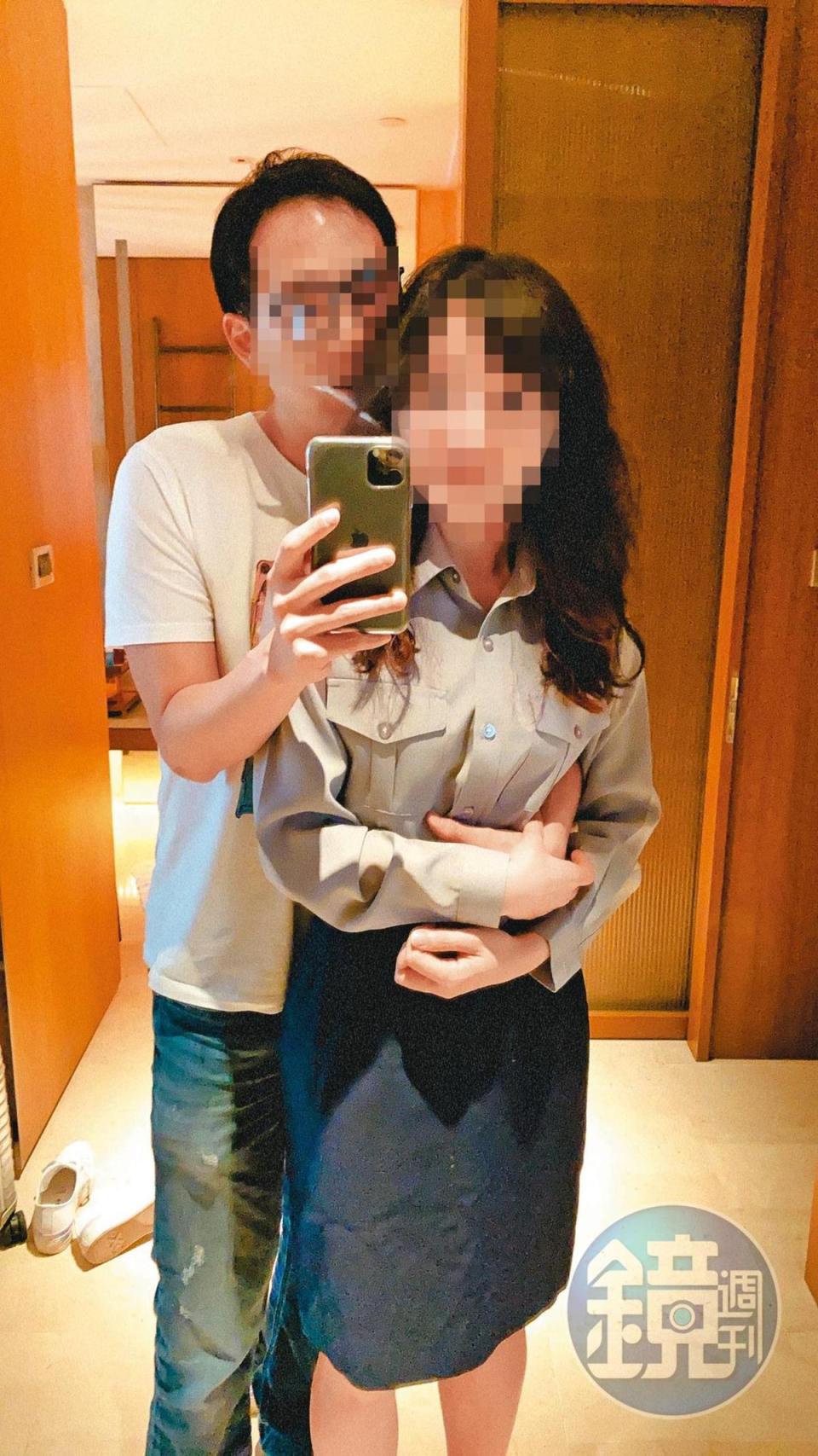 女警官Ｐ小姐（右）疑似穿著制服與陳姓工程師（左）在飯店房間內合照。（讀者提供）