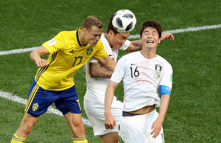 Soccer Football - World Cup - Group F - Sweden vs South Korea - Nizhny Novgorod Stadium, Nizhny Novgorod, Russia - June 18, 2018 Sweden's Viktor Claesson in action with South Korea's Ki Sung-yueng and Jang Hyun-soo REUTERS/Lucy Nicholson