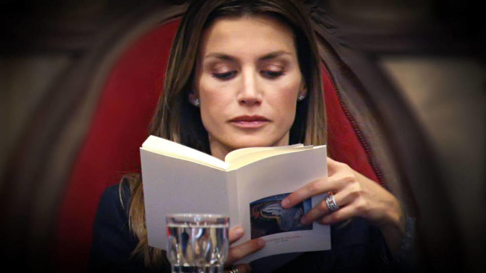 La reina Letizia, toda una amante de la lectura (GTres).