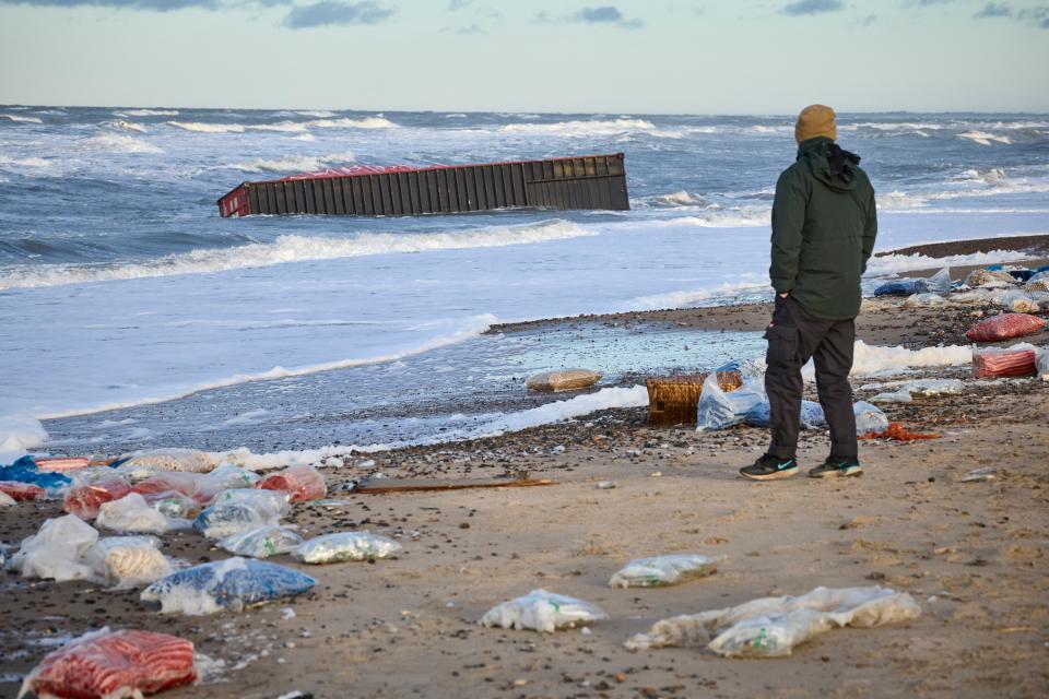 Několik kontejnerů uvízlo mezi pláží Tranum a Slate v severním Norsku dne 23. prosince 2023 poté, co se ztratily v Severním moři během bouře Pia.