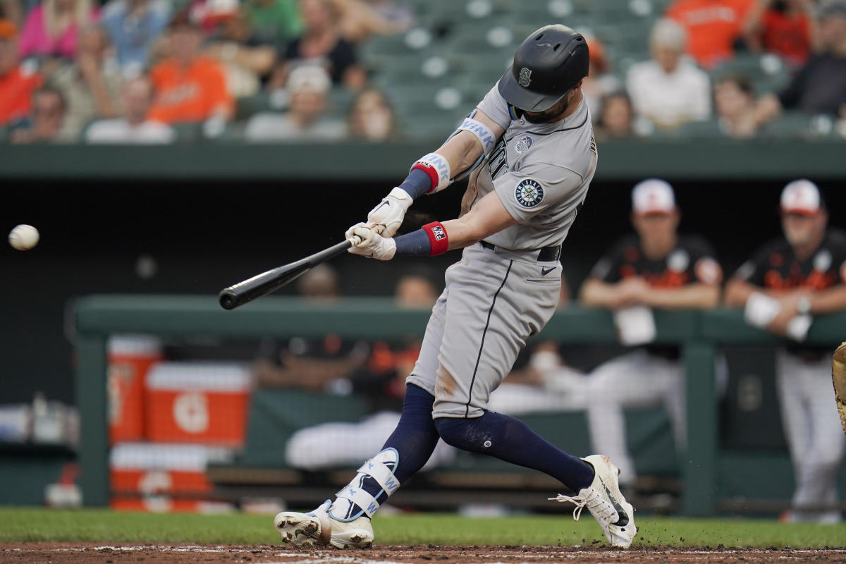 Mariners avoid arbitration hearing with outfielder Jesse Winker, sign him  through 2023 season