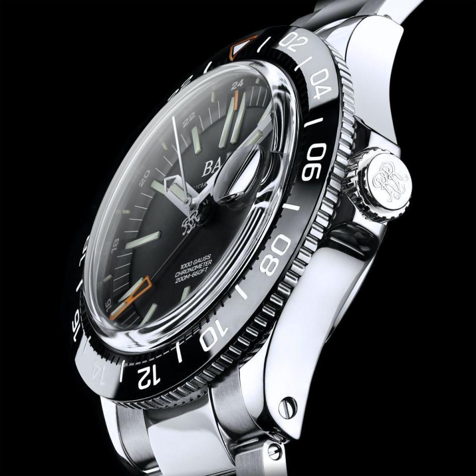 黑色亮面陶瓷錶圈錶款配上904L精鋼錶殼，光澤對比鮮明。