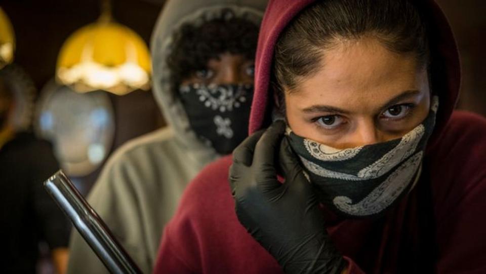 Für den Start in ein neues, besseres Leben nehmen Fanta (Jobel Mokonzi, links) und Hajra (Soma Pysall) hohe Risiken in Kauf. (Bild: 2021 Turner / W&B Television GmbH / Gordon Timpen)