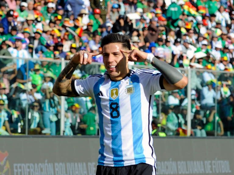 Enzo Fernández con la camiseta de las tres estrellas.