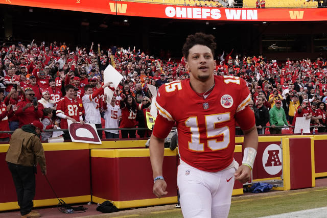 Mahomes sets record, Chiefs beat Raiders for AFC's top seed