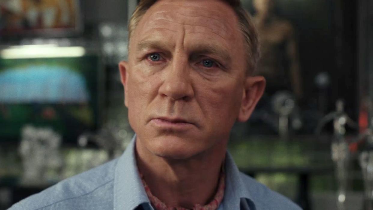 daniel craig, glass onion a knives out mystery