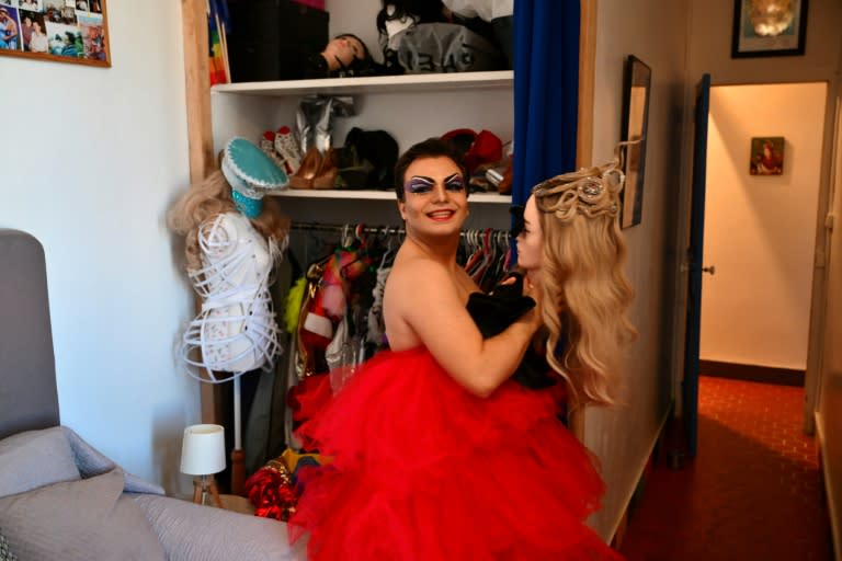 Miss Martini, se prepara en su apartamento de Marsella, Francia, el 3 de mayo de 2024 (Christophe SIMON)