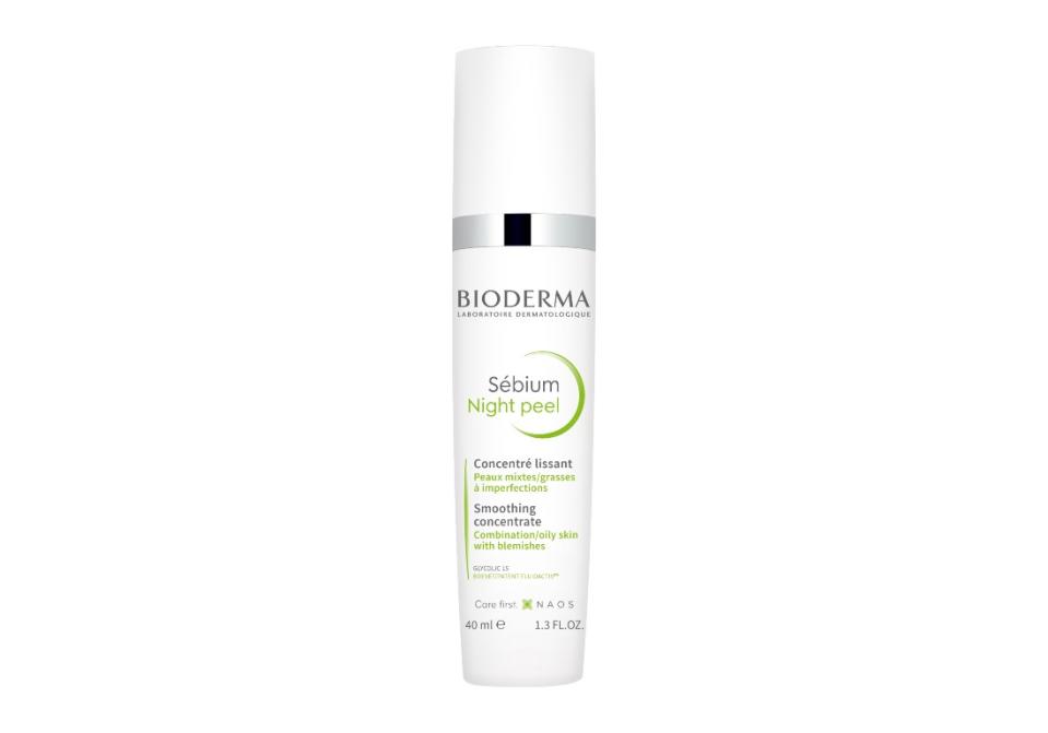 19,40€ les 40 ml<br><p>Ce concentré lissant des laboratoires dermatologiques Bioderma - pour les peaux mixtes, grasses et à imperfections - promet une peau magnifiée nuit après nuit grâce à sa concentration en acide glycolique. Par ailleurs, sa formule brevetée régule biologiquement la qualité du sébum prévenant l’obstruction des pores et limitant l’apparition d’imperfections. </p><br><a href="https://blissim.fr/marques/bioderma/peeling-visage-de-nuit-sebium-night-peel" rel="nofollow noopener" target="_blank" data-ylk="slk:Acheter;elm:context_link;itc:0;sec:content-canvas" class="link ">Acheter</a>