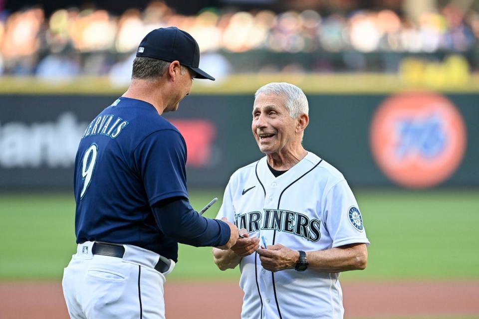 Manager Scott Servais #9 (L) of the Seattle Mariners and Dr. Anthony Fauci, director of the National Institute of Allergy and Infectious Diseases and chief medical advisor to the U.S. president, meet before the game between Mariners and the New York Yankees (Getty Images)