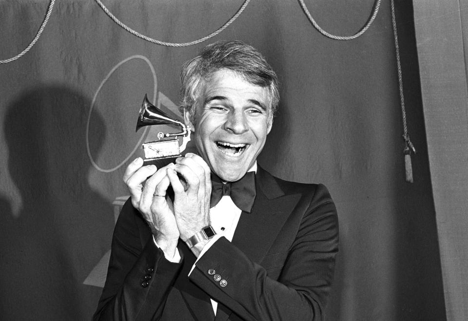 ARCHIVO - El comediante Steve Martin sostiene el Grammy que ganó a la mejor grabación de comedia por el álbum "A Wild And Crazy Guy", en Los Ángeles el 15 de febrero de 1979. Martin es el tema de un nuevo documental "Steve! (Martin) a Documentary in 2 Pieces". (Foto AP/Lennox McLendon, archivo)