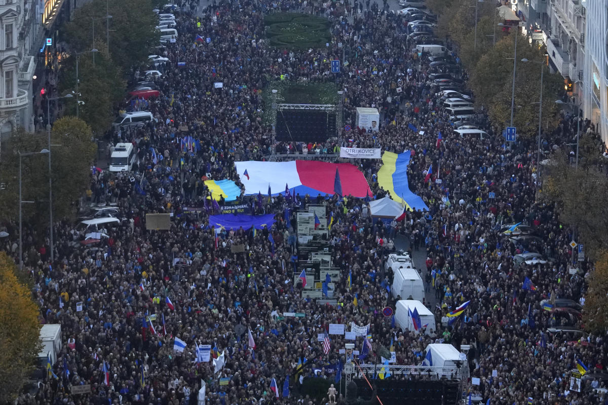 Des dizaines de milliers de Tchèques manifestent leur soutien à l’Ukraine