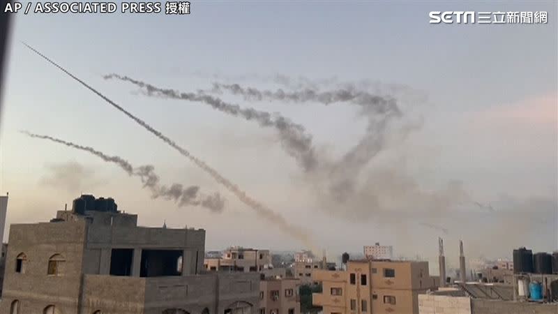 巴勒斯坦激進組織「哈瑪斯」（Hamas）朝以色列發射大量火箭彈。（圖／AP／ASSOCIATED PRESS授權）