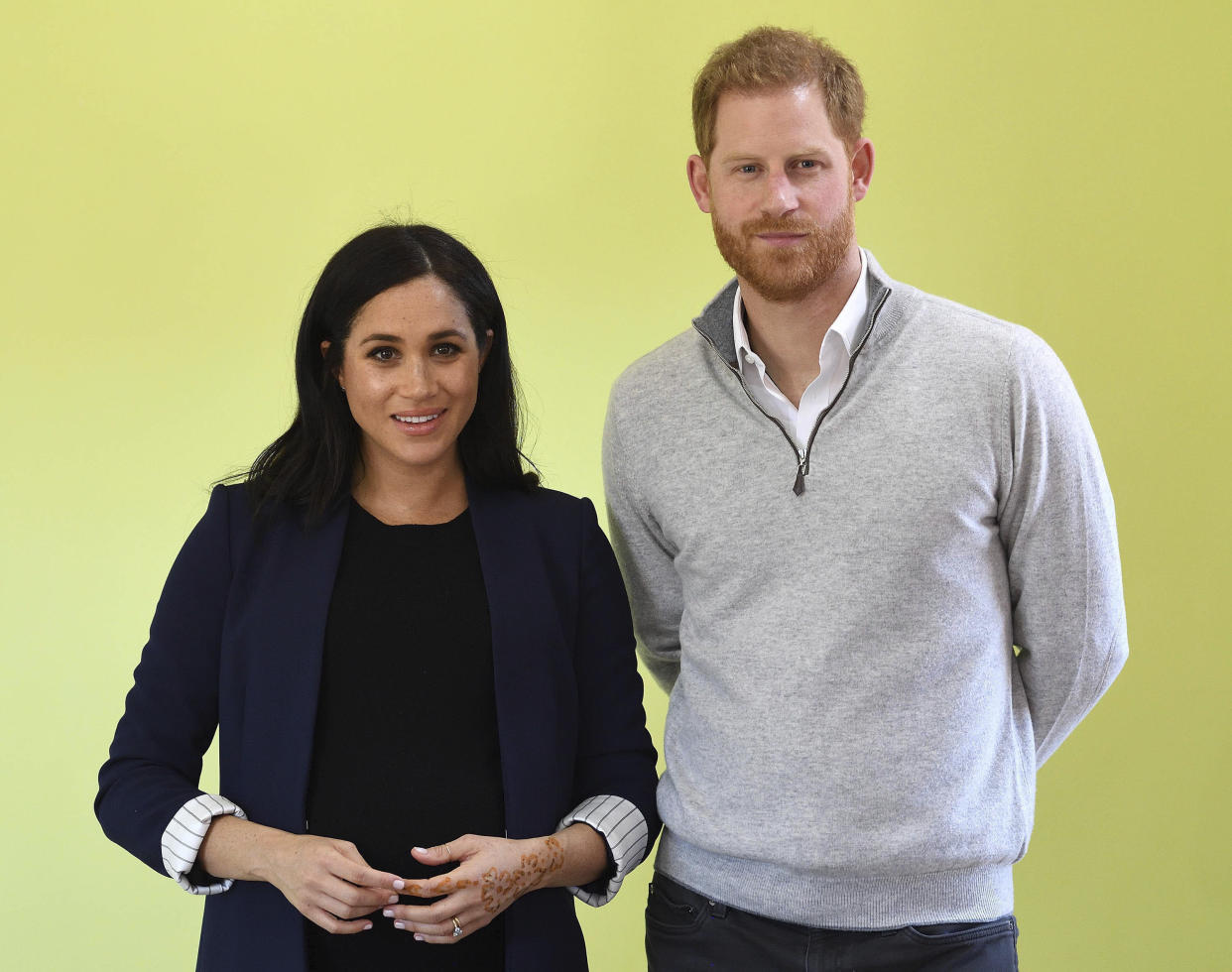 Los duques de Sussex, el príncipe Harry y su esposa Meghan Markle, podrían quedar fuera de la monarquía y sus títulos, según una biógrafa de la realeza británica. (AP)