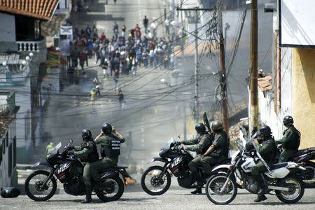 Students clash with national guards during a protest against the government in San Cristobal January 14, 2015. REUTERS/Carlos Eduardo Ramirez