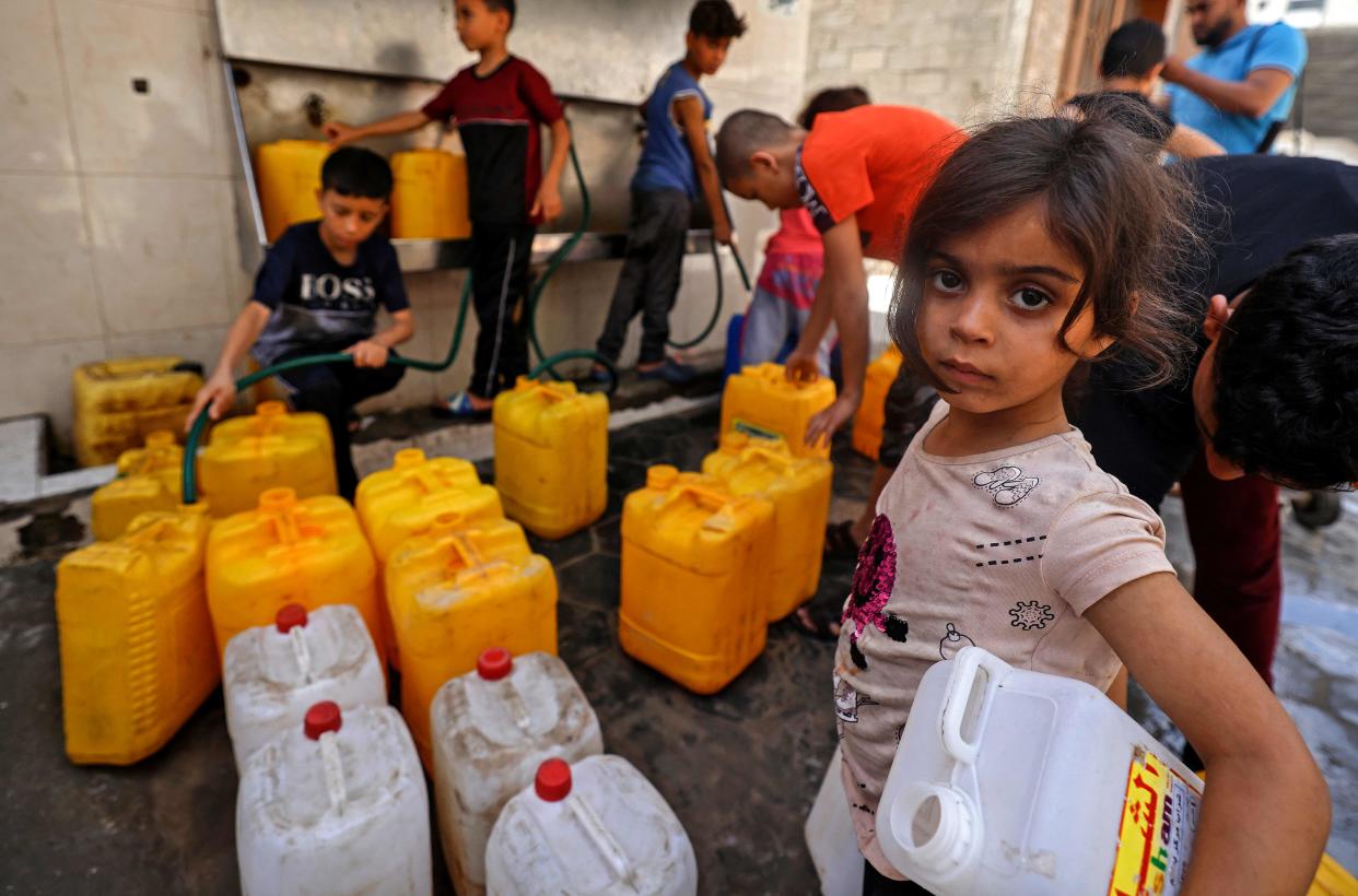 Palestinian children fill up gallons with water in Gaza City (AFP via Getty Images)